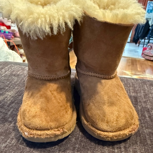Toddler Girl Ugg Boots - Picture 2 of 4